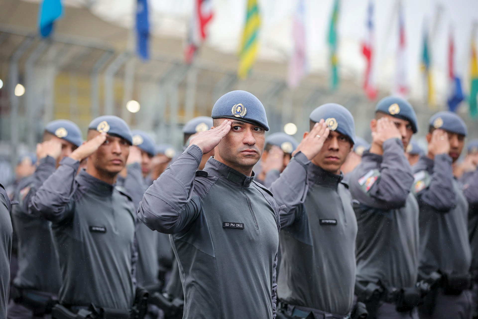 Policiais da PM-SP em continência, com close mais agressivo e impactante