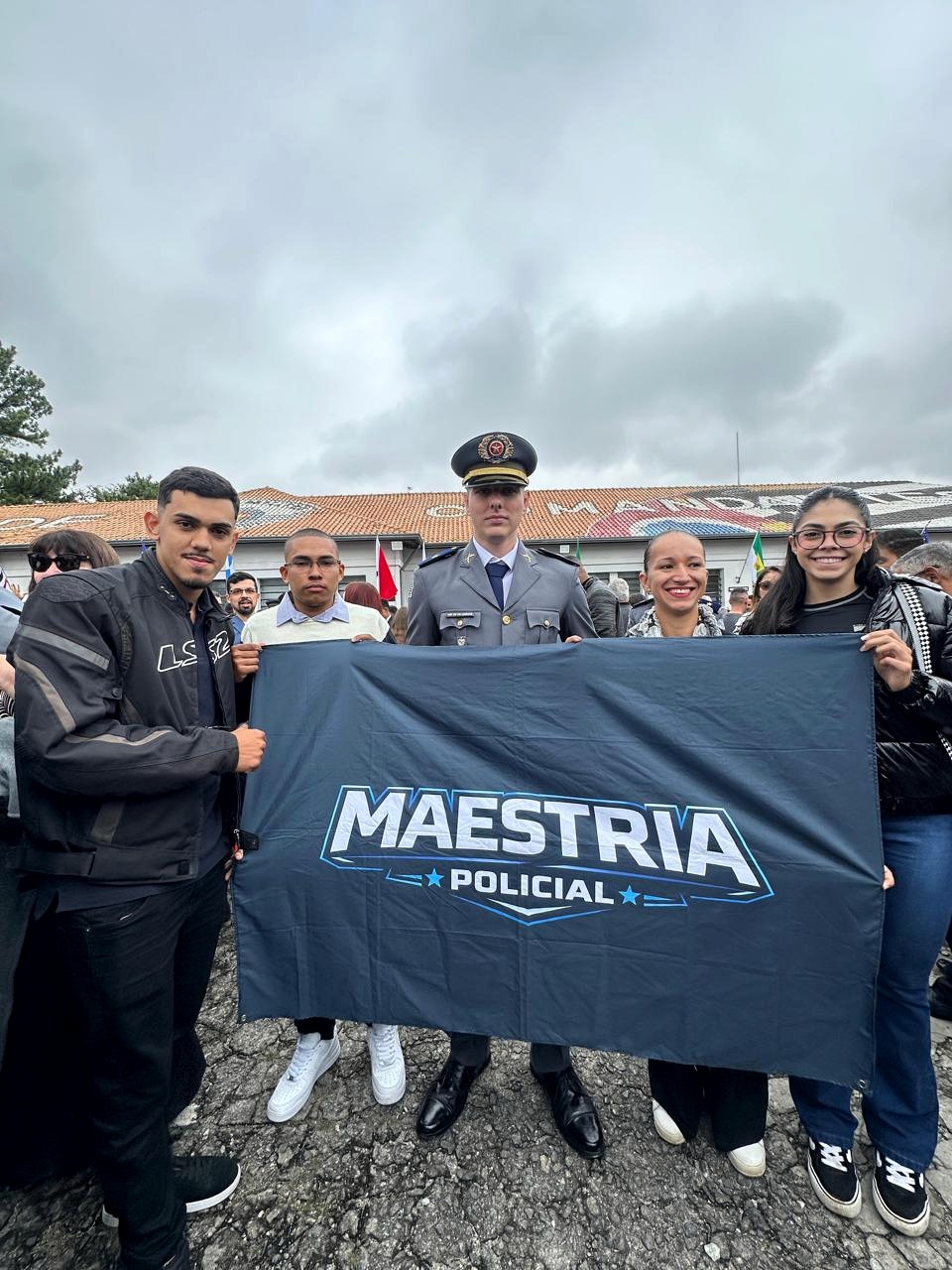Aluno aprovado com a bandeira do Maestria Policial, representando prova social e resultado real