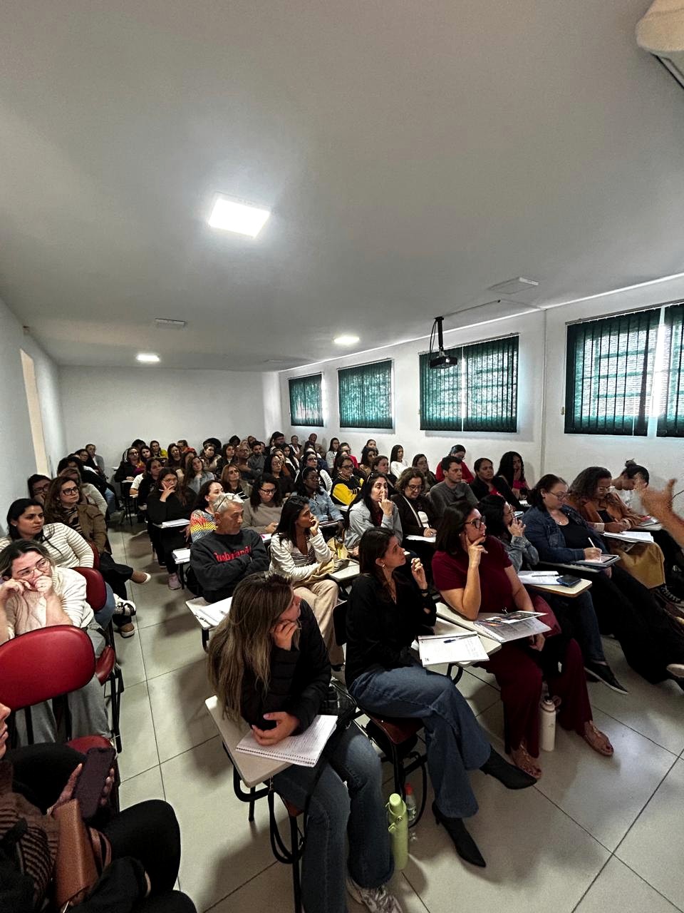 Turma do Maestria em revisão de véspera de prova, com alunos atentos em sala de aula