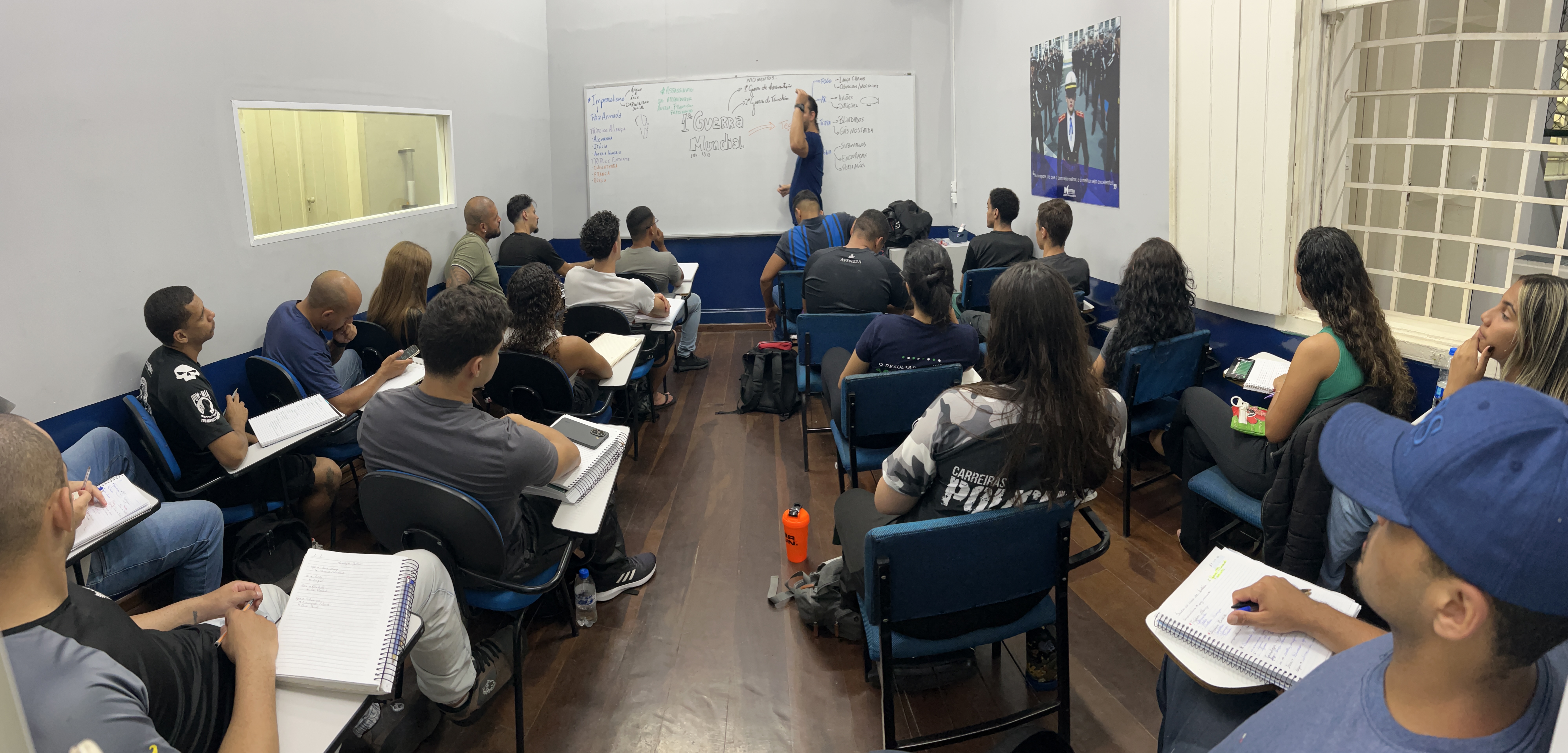 Diretor e professor da Maestria conduzindo aula presencial para a turma