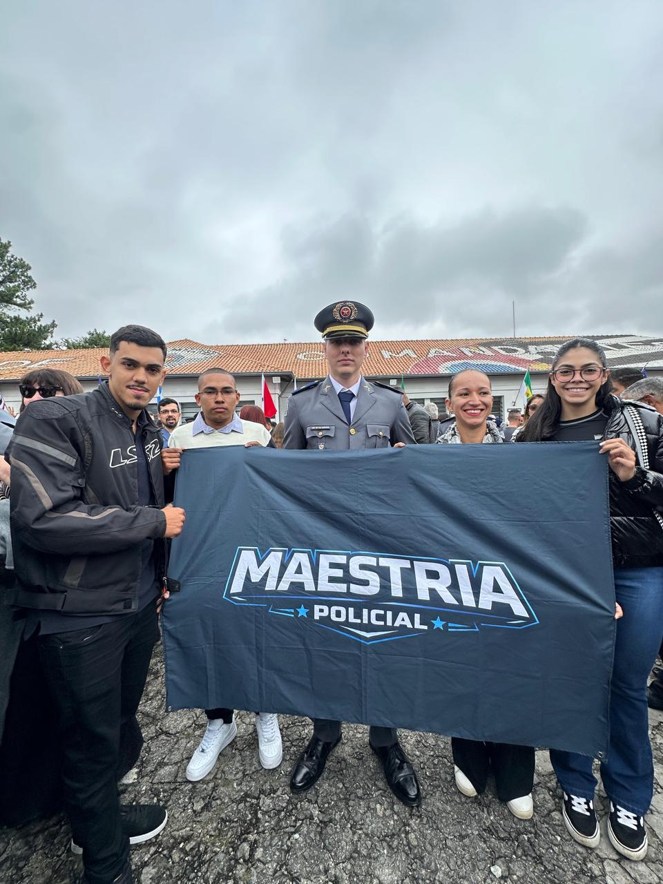 Alunos acompanhando aula presencial no Maestria Concursos
